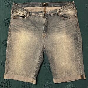 Curve Appeal women’s cuffed Bermuda shorts size 16